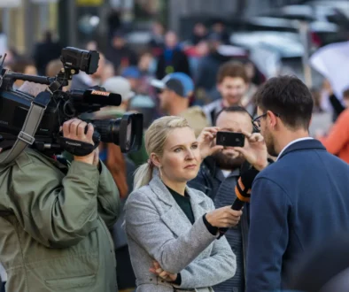 Reportérka pokládající dotaz.