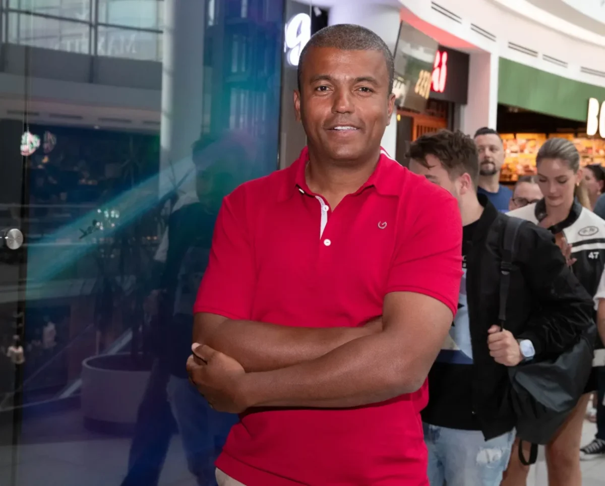 Usmívající se Rey Koranteng stojící ve frontě do kina.