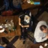 Žena sedí osamělá u stolu.