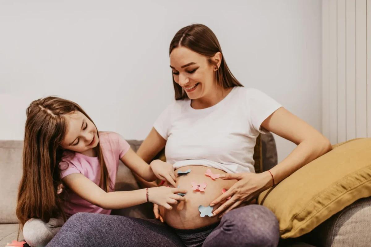 Těhotná žena s dcerou.