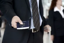 osoba v obleku ukazuje svůj pas
