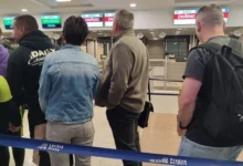 Lidé stojí ve frontě na celní kontrolu.