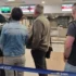 Lidé stojí ve frontě na celní kontrolu.