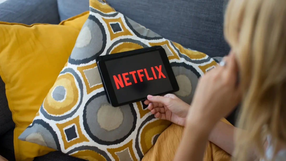 Žena má na tabletu spuštěný Netflix.