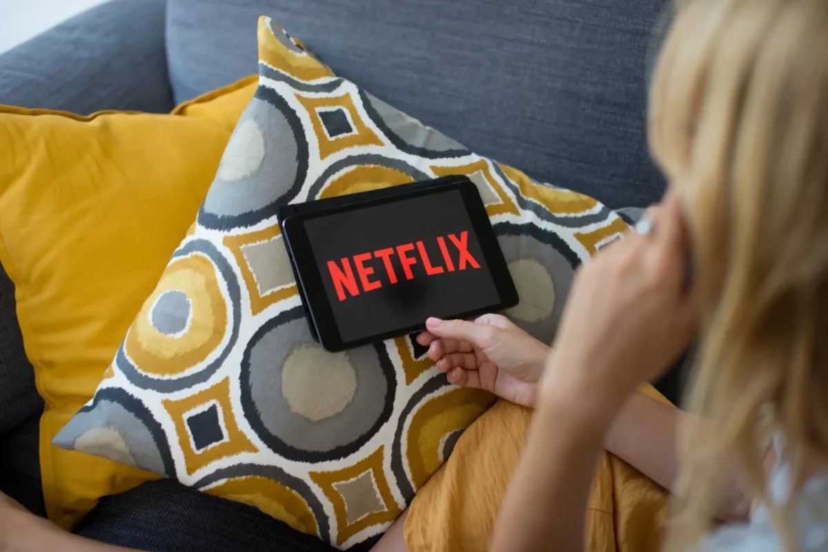 Žena má na tabletu spuštěný Netflix.