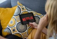 Žena má na tabletu spuštěný Netflix.