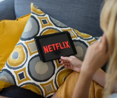 Žena má na tabletu spuštěný Netflix.