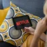 Žena má na tabletu spuštěný Netflix.