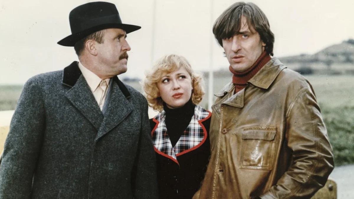 Petr Nárožný, Naďa Konvalinková, Karel Heřmánek (scéna z filmu Šéfe, to je věc!, 1982)