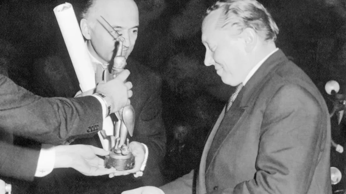 Karel Zeman s cenou na festivalu v Bruselu.