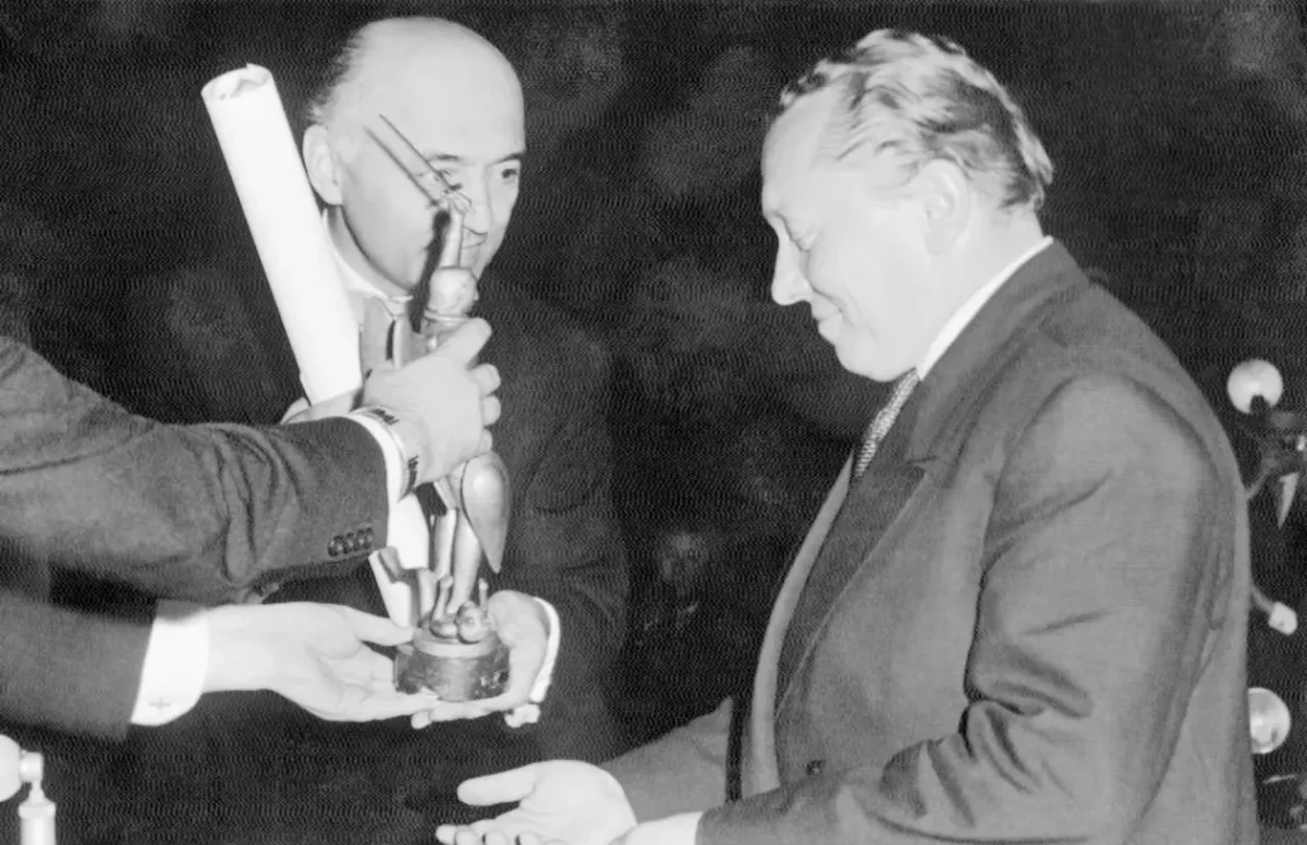 Karel Zeman s cenou na festivalu v Bruselu.