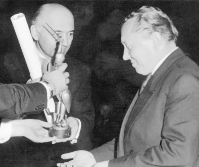 Karel Zeman s cenou na festivalu v Bruselu.