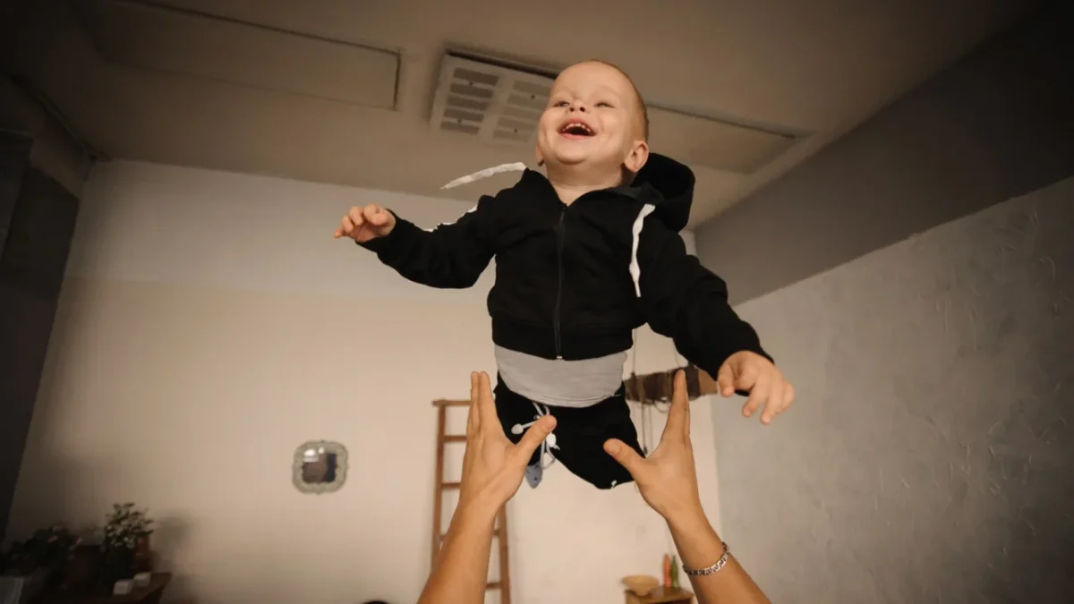 Chlapce někdo hází do vzduchu.