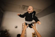 Chlapce někdo hází do vzduchu.