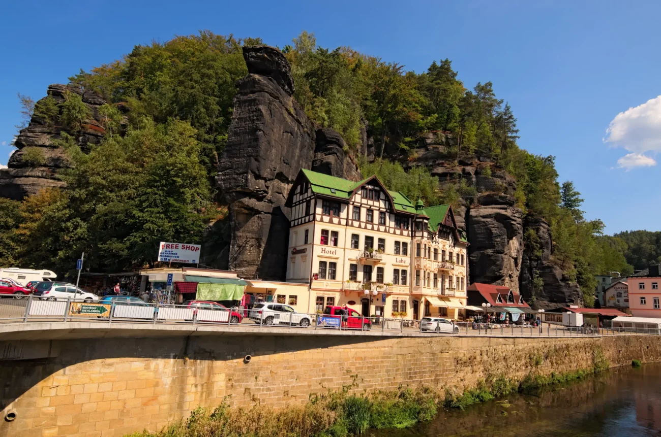 shutterstock_1200831769-2 | TVGURU.cz Budova stojící u vody v Hřensku.