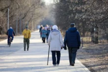 důchodcovský pár na procházce v parku