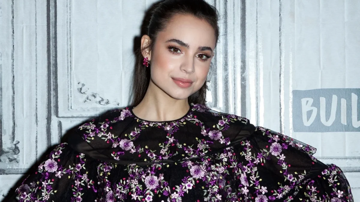 Pózující herečka Sofia Carson.