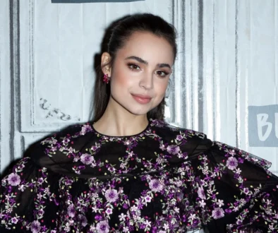 Pózující herečka Sofia Carson.
