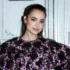 Pózující herečka Sofia Carson.