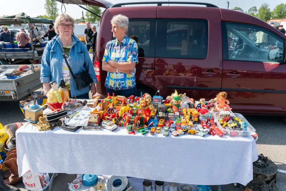 stůl plný hraček na trzích
