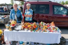 stůl plný hraček na trzích