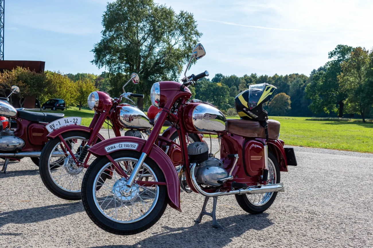 Retro motorky zaparkované vedle sebe.