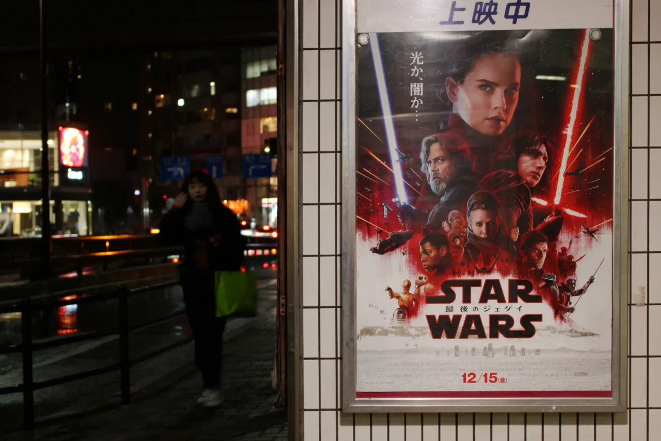 Plakát Star Wars visící na zdi.