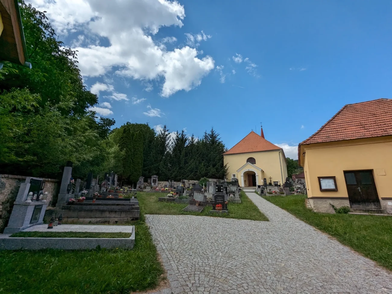 shutterstock_2340318411-2 | TVGURU.cz Pohled na hřbitov v Hošticích
