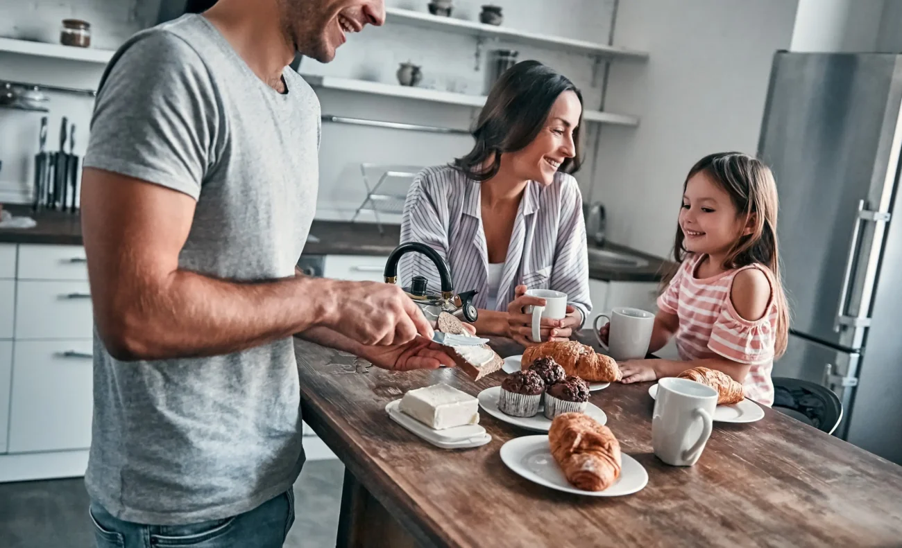 Pochutnat si můžeme i na potravinách, které jsou zdravé. Zdroj: Shutterstock | TVGURU.cz Snídající rodina.