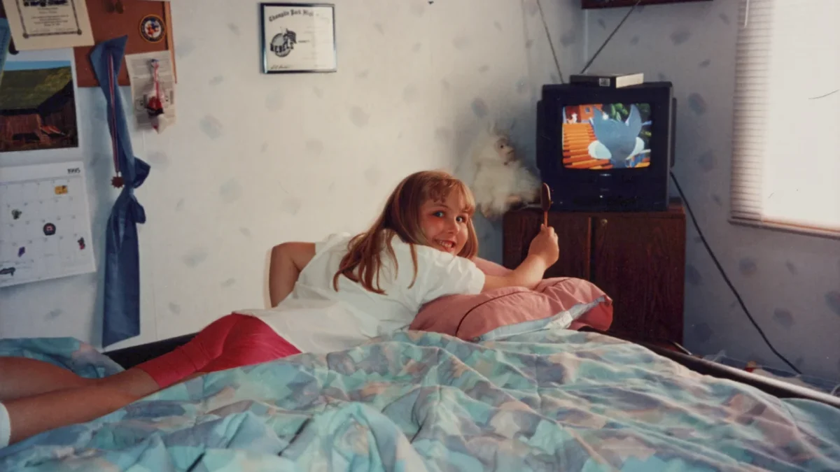Dívka sledující retro televizi.