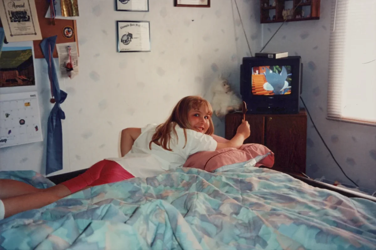 Dívka sledující retro televizi.