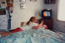 Dívka sledující retro televizi.