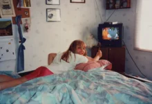 Dívka sledující retro televizi.