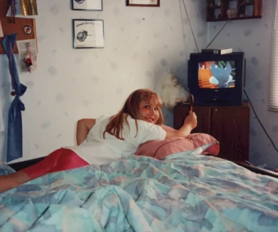 Dívka sledující retro televizi.