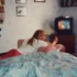 Dívka sledující retro televizi.
