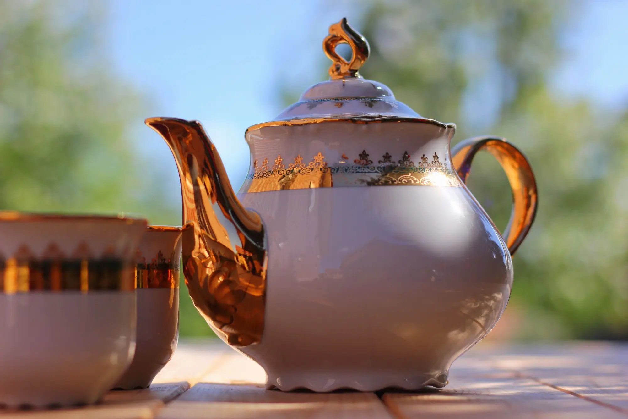 Shutterstock_1087734242 | TVGURU.cz konvice a dva hrníčky z českého porcelánu