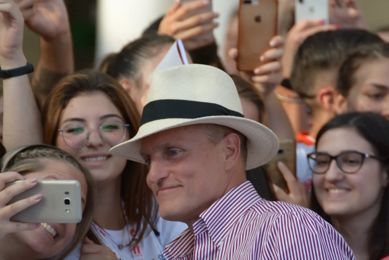 Woody Harrelson s kloboukem je v obklopení fanoušků. 