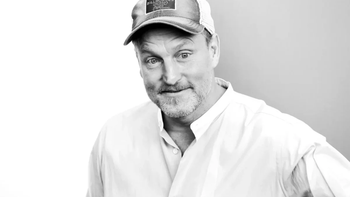 Herec Woody Harrelson na černobílé fotografii.