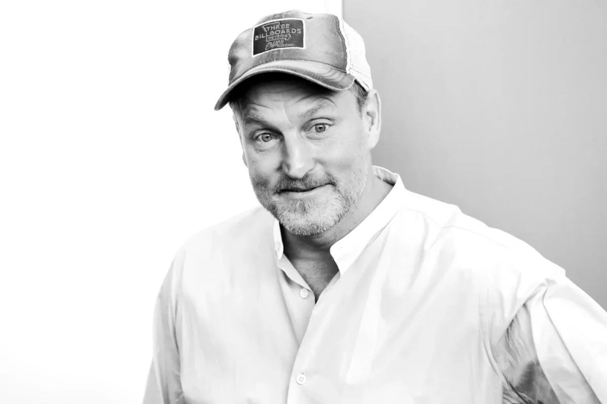 Herec Woody Harrelson na černobílé fotografii.