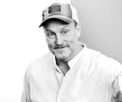 Herec Woody Harrelson na černobílé fotografii.