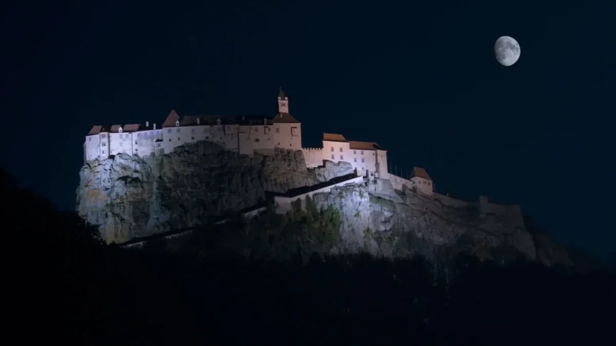 hrad v noci, nad ním měsíc