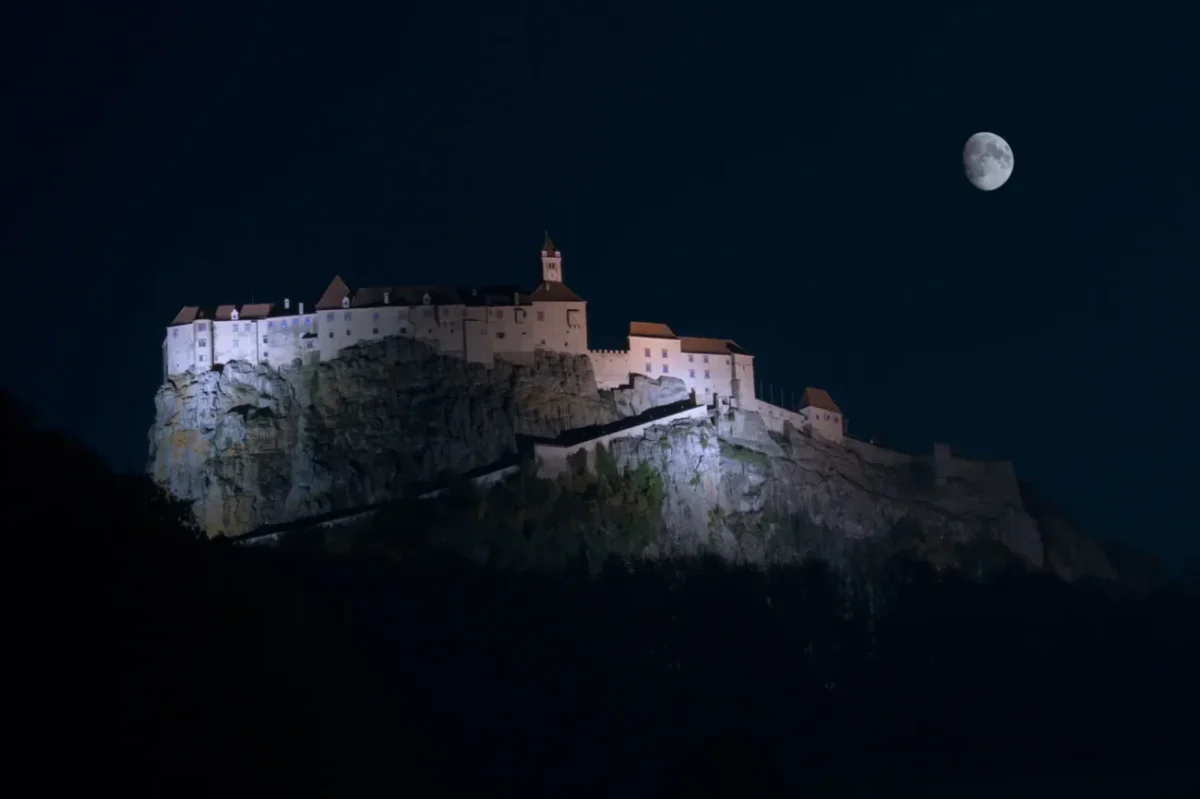 hrad v noci, nad ním měsíc