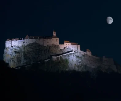 hrad v noci, nad ním měsíc