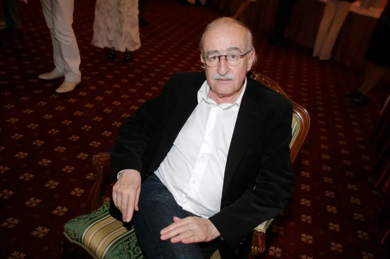 Juraj Herz sedící na křesle. 