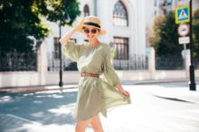 Žena v letních šatech.