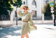 Žena v letních šatech.