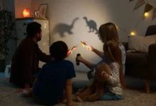 Děti a rodiče dělají stíny na zdi.