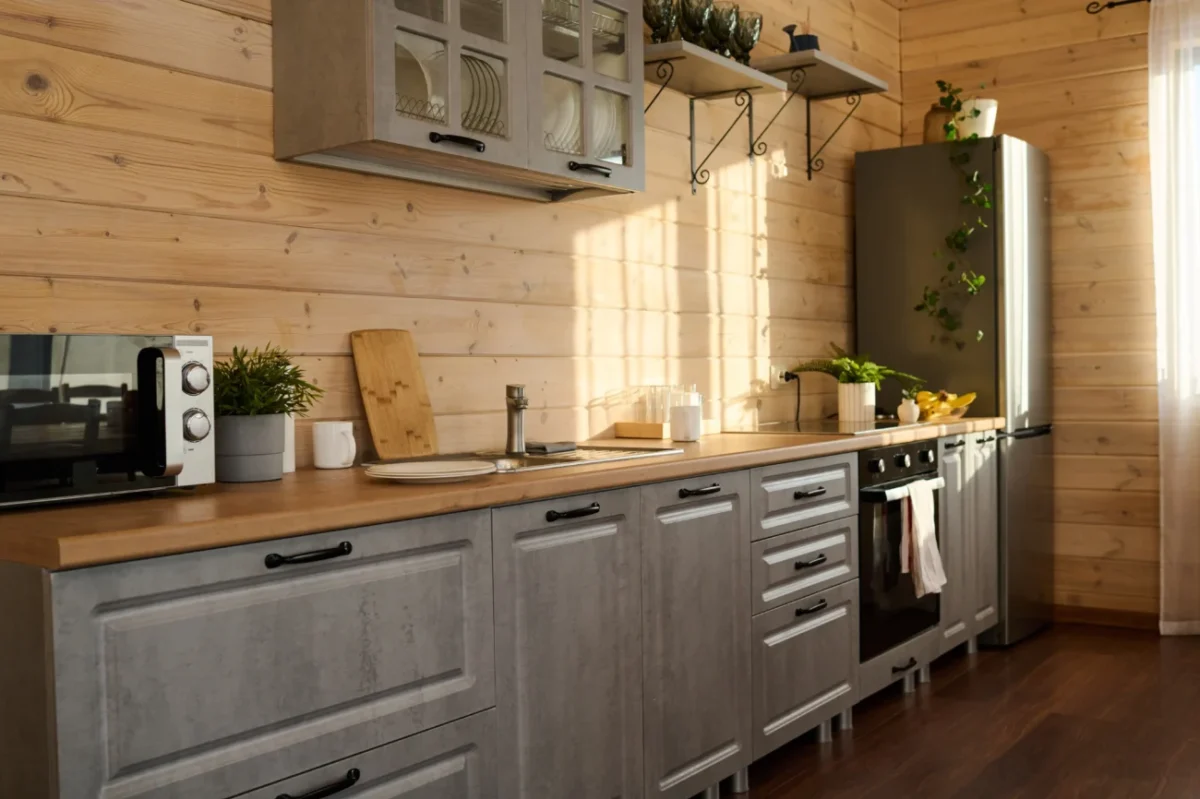 Pohled na vybavenou kuchyni