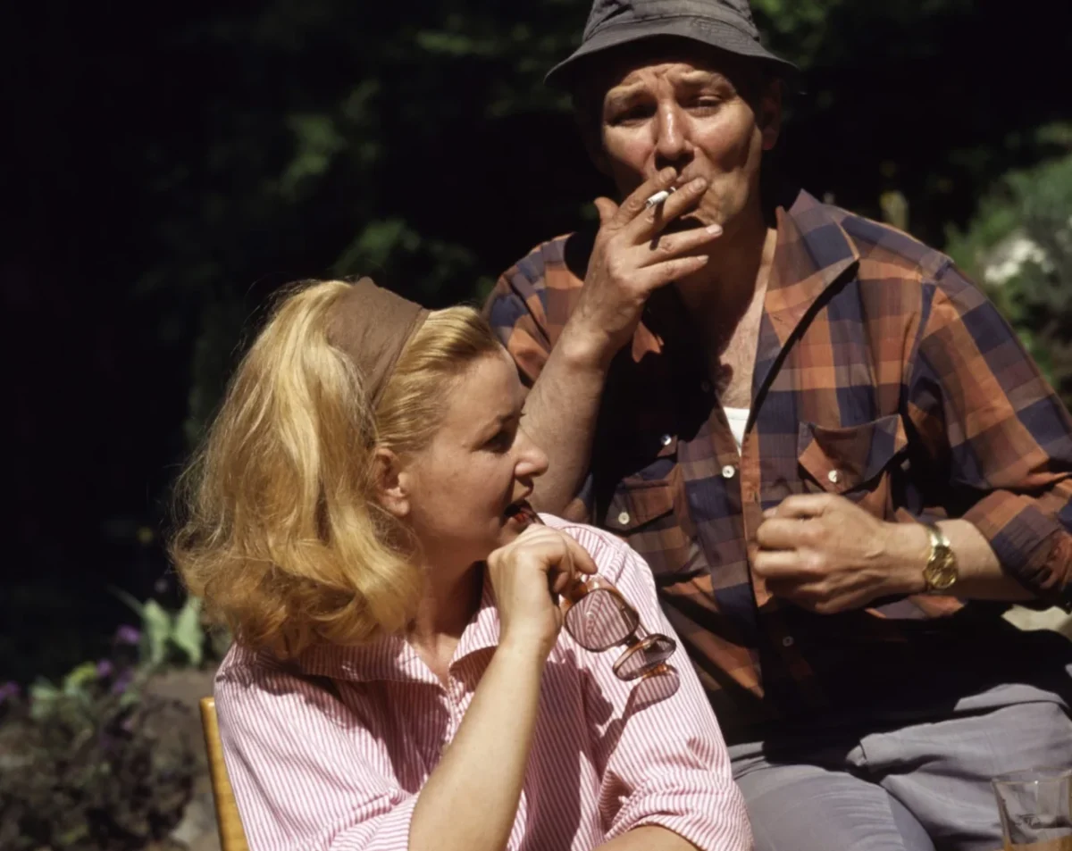 Alena Vránová a Vladimír Ráž - ležérní, spokojení, na zahradě (civilní fotka z 80. let)