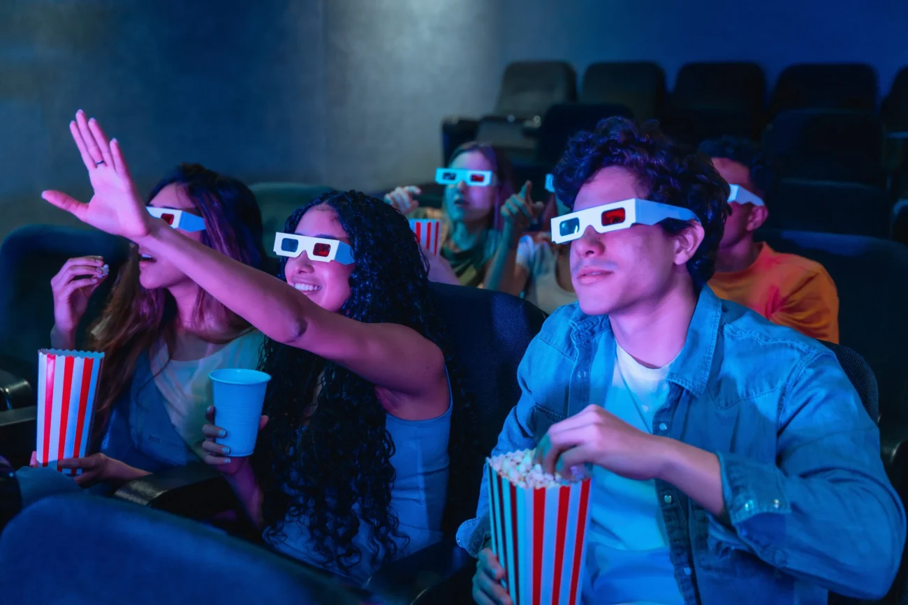 Lidé se užívají 3D film v kině.